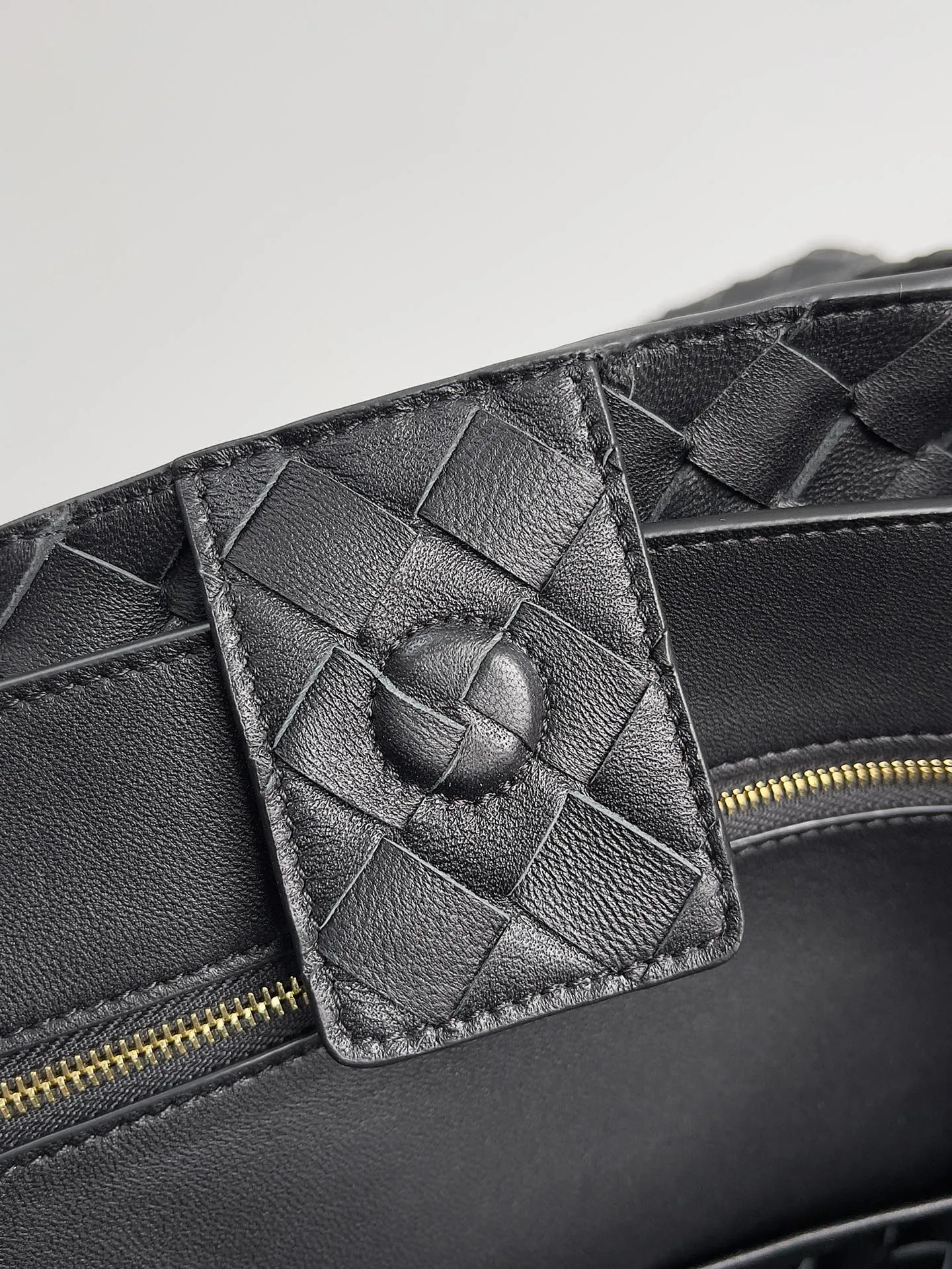 Batch 3760 Recently, the same style of bag that celebrities love is both high-end and practical. Michelle Yeoh, Kim Namjoon, Jing Boran, Tong Liya, Sun Qian, Wu Qianyu, Du Juan, Ma Yili and Bai Baihe are all carrying Bottega Veneta summer series Andiamo handbags. Andiamo has a simple structure and rounded lines. The whole piece is made of Nappa leather. It is comfortable, soft and dynamic. It adds interest to daily life and can be easily matched with various styles. Andiamo handbags are available in three sizes: small, medium and large. There are many colors to choose from, which can meet different needs. You can really carry it whether it is daily or attending events. Style number: 743575 Size: 45*22*34 including handle height 44cm